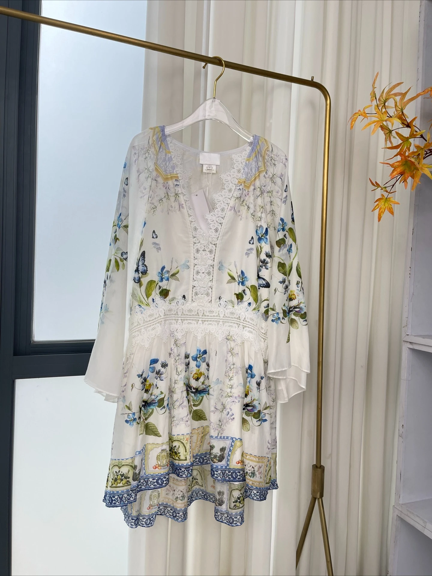2025 Novo lindo lindo mini vestido branco com estampa floral de borboleta e manga comprida