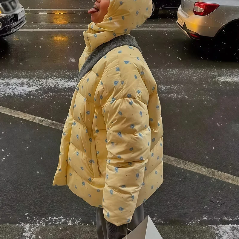 2025 가을/겨울 신상 여성 의류, 후드가 달린 크림 옐로우 코튼 재킷, 상큼한 블루톤의 작은 꽃무늬 프린트와 함께.