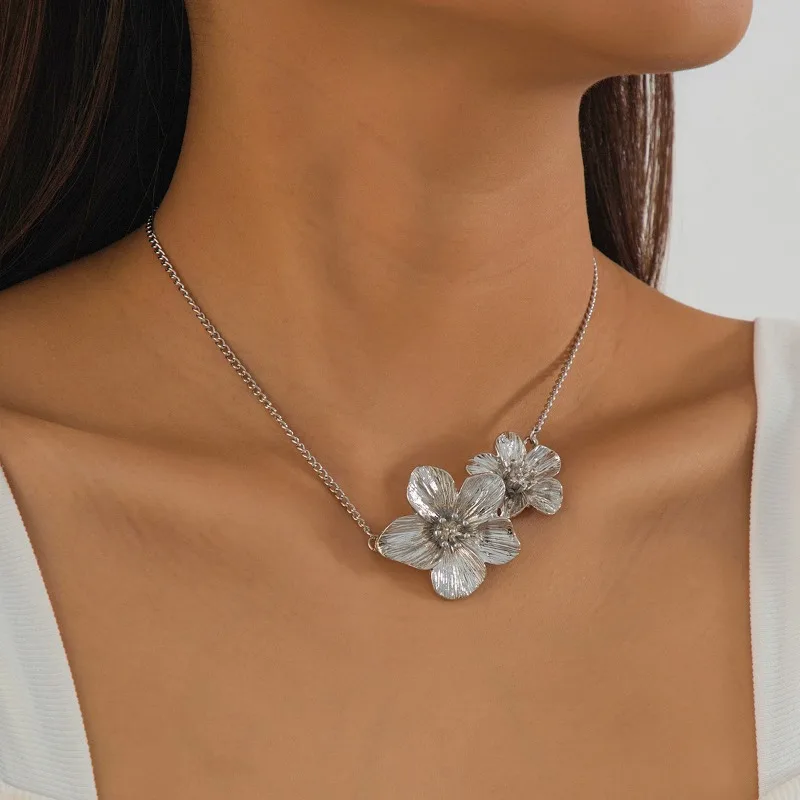 موضة جديدة بسيطة المعادن التجاعيد مجسمة الزهور قلادة قلادة للنساء سحر مزاجه سلسلة الترقوة مجوهرات الحفلات