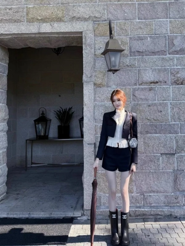 

Весенний новый корейский комплект из четырех предметов: укороченный жакет, утягивающий жилет, шорты с высокой талией. Модный повседневный женский наряд.