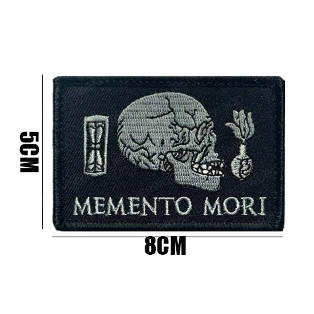 Memento Mori avvertimento Patch ricamata emblema tattico Armband Skull Applique