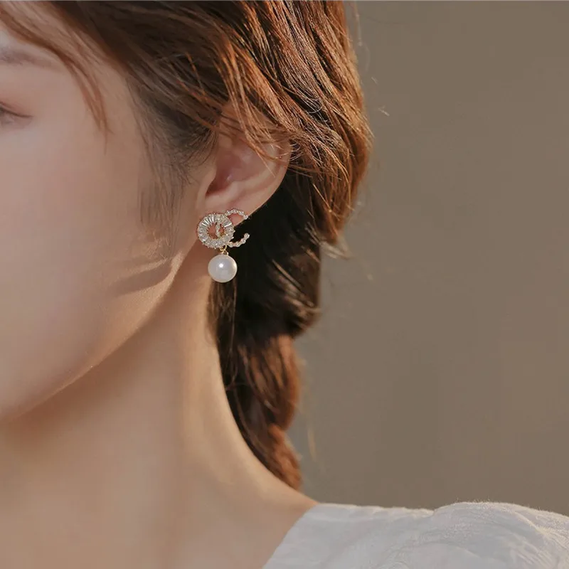 Orecchini nuovo semplice orecchino di strass di perle di temperamento rotondo a forma di C per le donne ciondolo di cristallo gioielli da ragazza con orecchini a bottone di moda