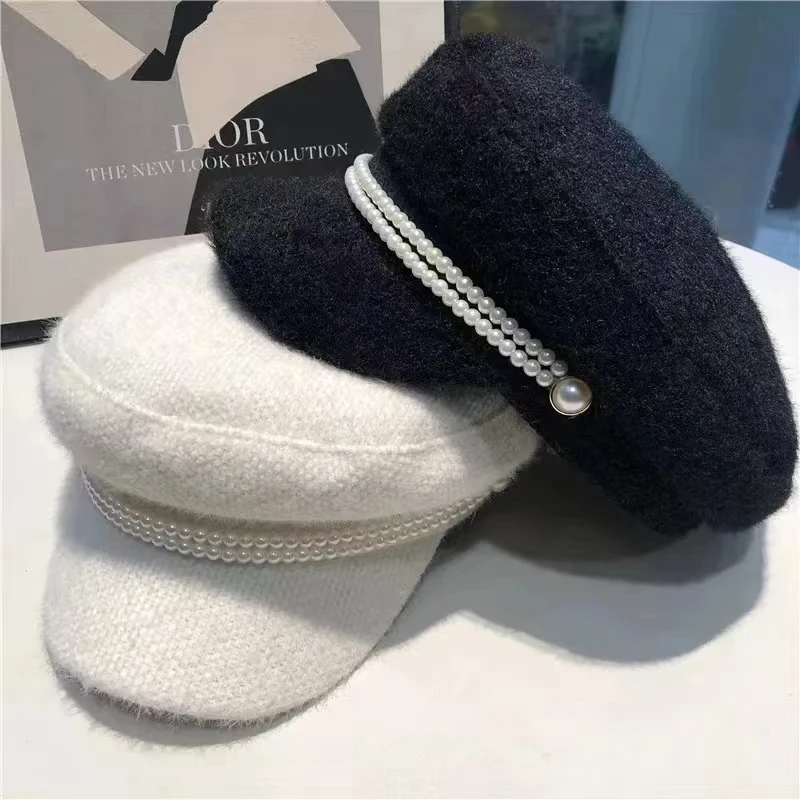 قبعة عسكرية قطيفة باللؤلؤ على الطراز البريطاني للنساء ، قبعة سوداء وبيضاء ، موضة ، شتاء