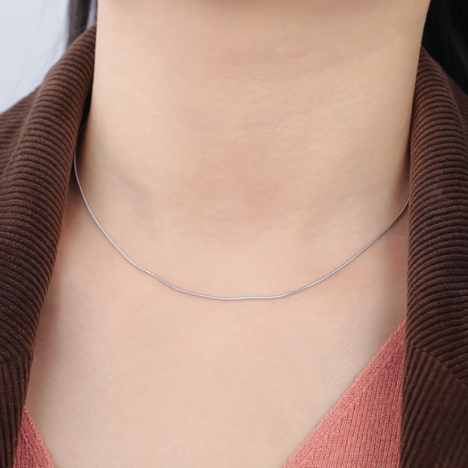 Skyrim Edelstahl Gold Farbe Runde Schlange Kette Halskette Frauen Männer Lange Hals Ketten Trendy Punk Schmuck Geschenk Großhandel – Detail 4