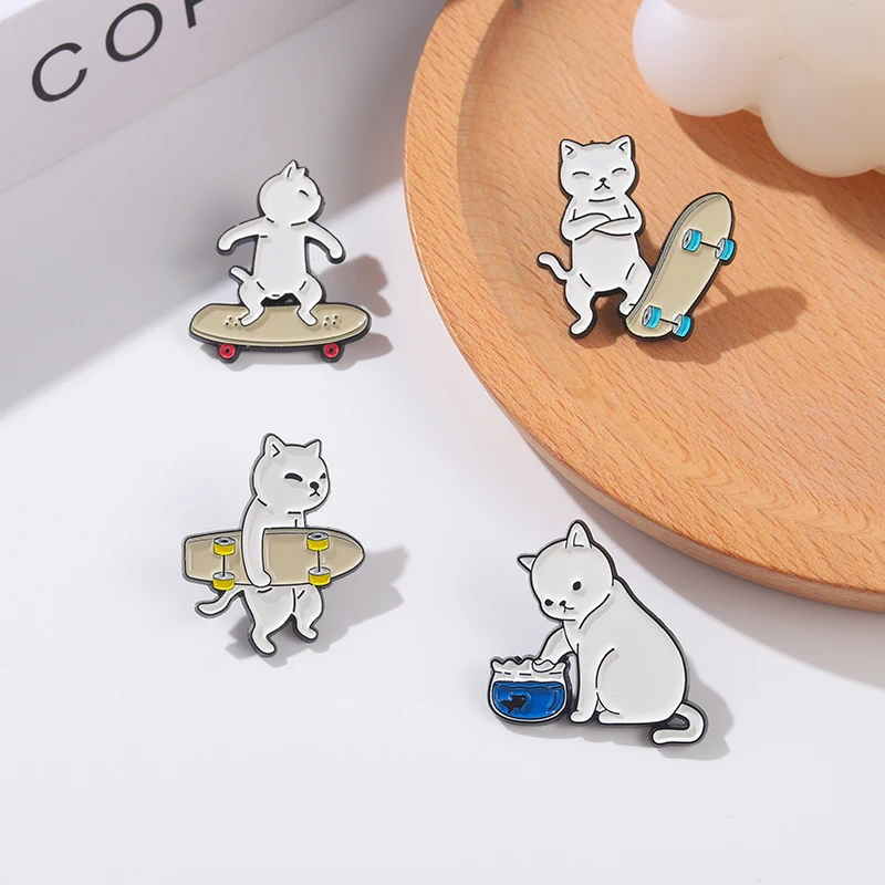 Alfileres esmaltados de gato para monopatín, broche de gatito blanco y negro personalizado, insignia de solapa, bolsa, joyería de animales de dibujos animados, regalo para niños y amigos