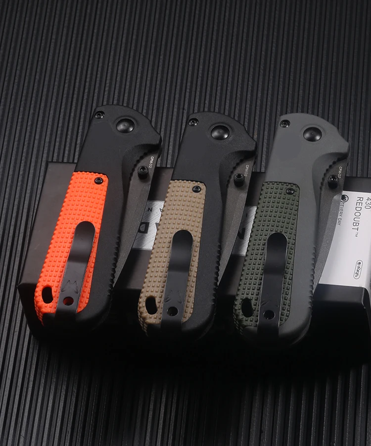 La maniglia bm 430 è realizzata in materiale polimerico e il coltello BM è posizionato come una cartella tattica a grandezza naturale, adatta per esterni