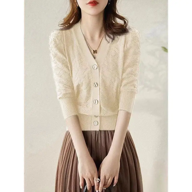 Knitted Cardigan Women\'s Spring New Retro Casual Design Elegant Top Temperament V-neck Sweater Jacket