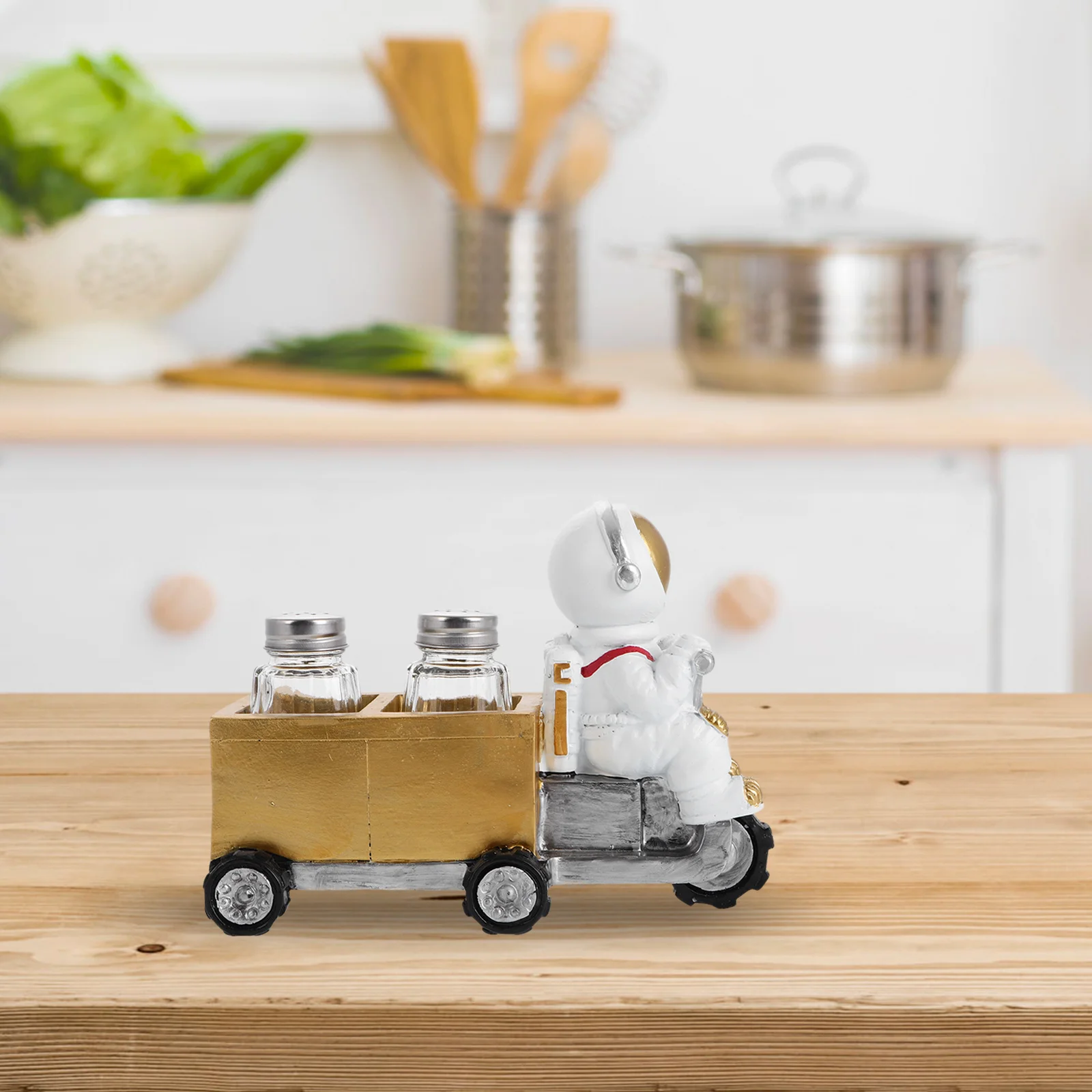

1Set Creative Resin Astronaut Spice Jar Space-Themed Dining Table Decor Salt Pepper Seasoning Container Sugar Container