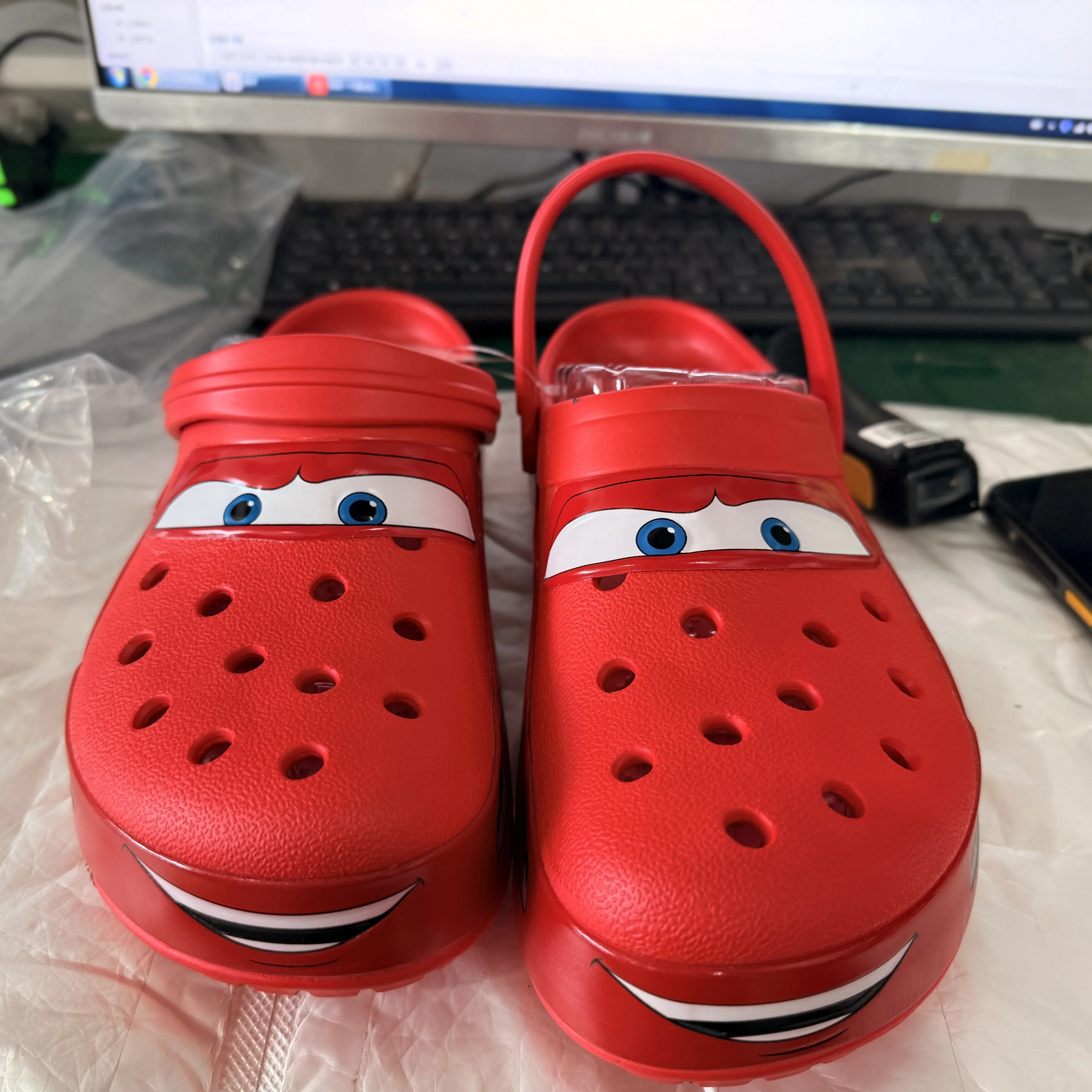 Chinelos relâmpago mcqueen homem pixar homem à prova dwaterproof água ao ar livre praia buraco eva sapatos sandálias mulher carro flip flops menino presente
