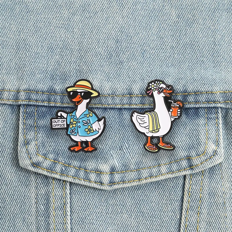 Lustiger Emaille-Pin „Gänse im Urlaubsmodus – Aus dem Büro“ – Firmenhumor-Brosche, Anstecknadel, Schmuckgeschenk für Freunde – Detail 2