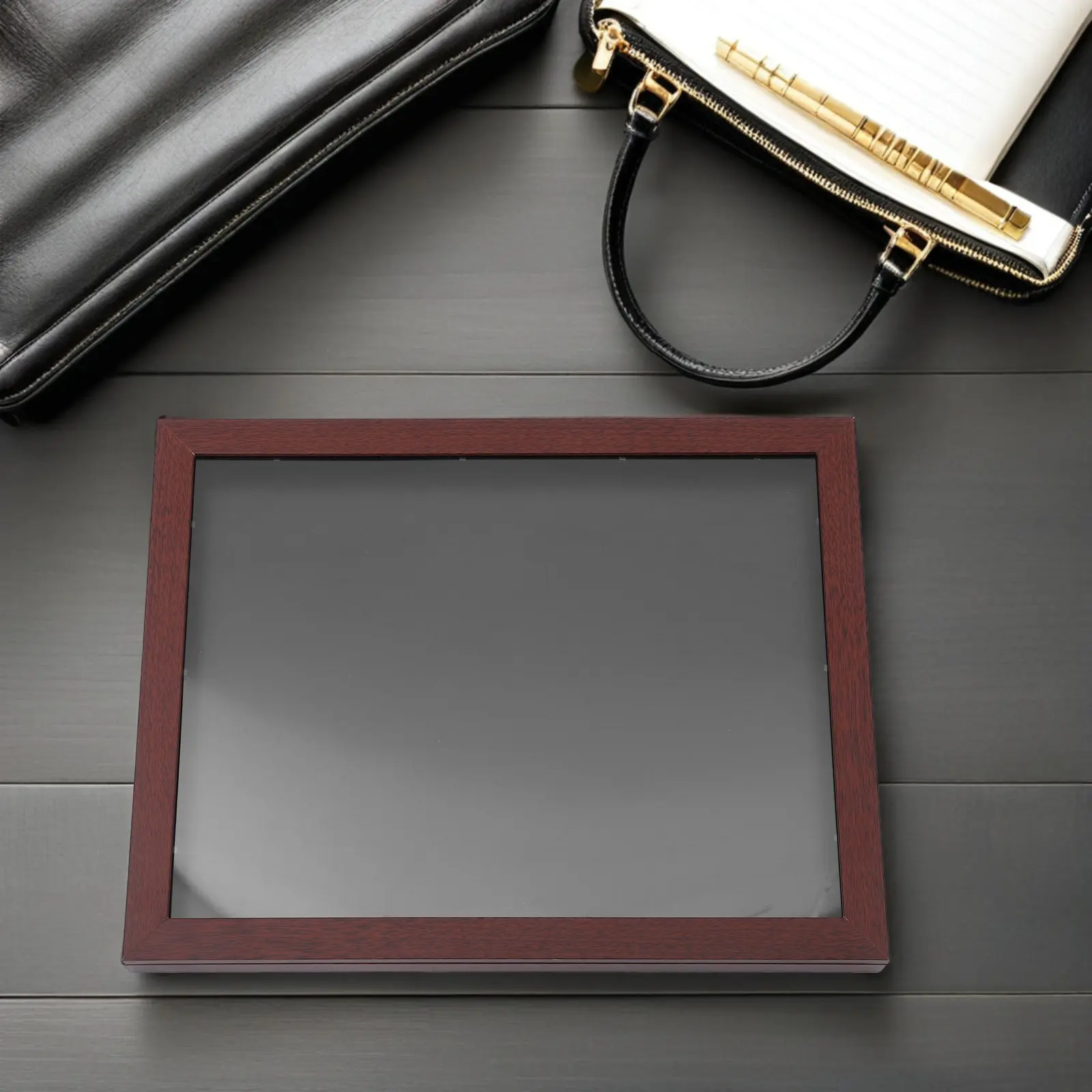 

Деревянный настенный футляр-витрина для футболок, курток, спортивной формы и выпускных сувениров