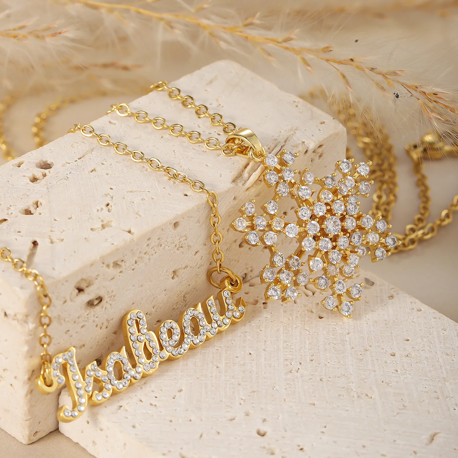 

Ожерелье с именем из циркона на заказ, подвеска в виде снежинки, вращающаяся, позолоченная 18 К, нержавеющая сталь, штабелируемая, романтическая удача, Рождественский подарок