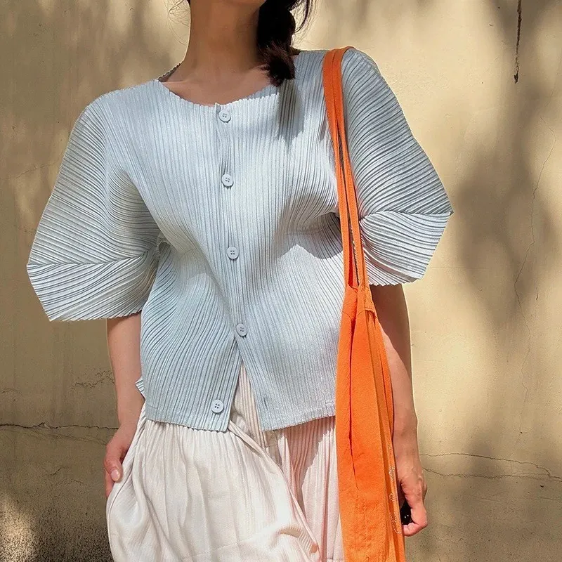 

Голубой полосатый плиссированный кардиган с короткими рукавами и круглым вырезом на пуговицах, укороченный топ из мягкой ткани, повседневная повседневная одежда, модный шикарный ансамбль