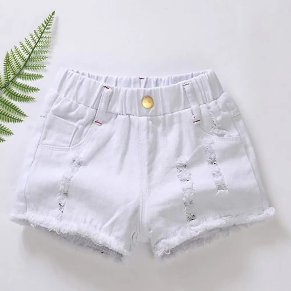 女の子の夏のデニムショートパンツパンツ黒と白の穴の新しい子供用韓国版子供用の薄い綿。