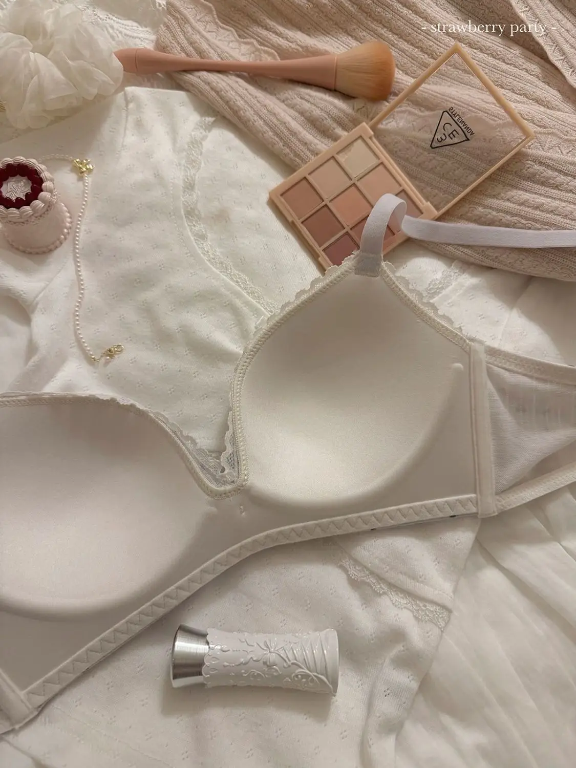 Set of Delicate Lace Floral-Patterned Lightweight Bralette with Small Bust Lift, Comfortable Bralette Set Without Underwire