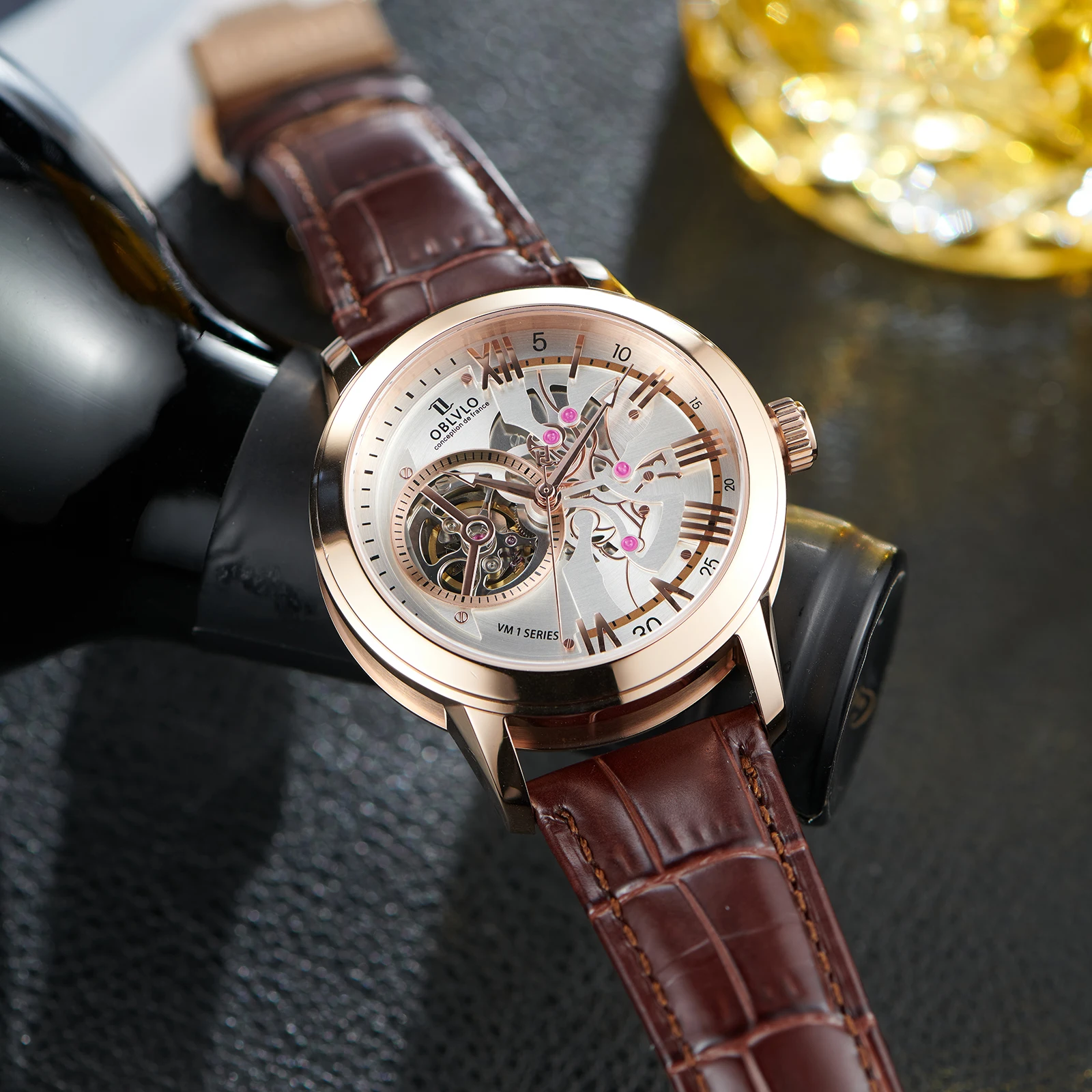 ساعة OBLVLO للرجال أوتوماتيكية فريدة من نوعها مجوفة باللون الذهبي الوردي 42 ملم مينا بيضاء وحزام جلدي بني ميكانيكي كلاسيكي VMQ-ND