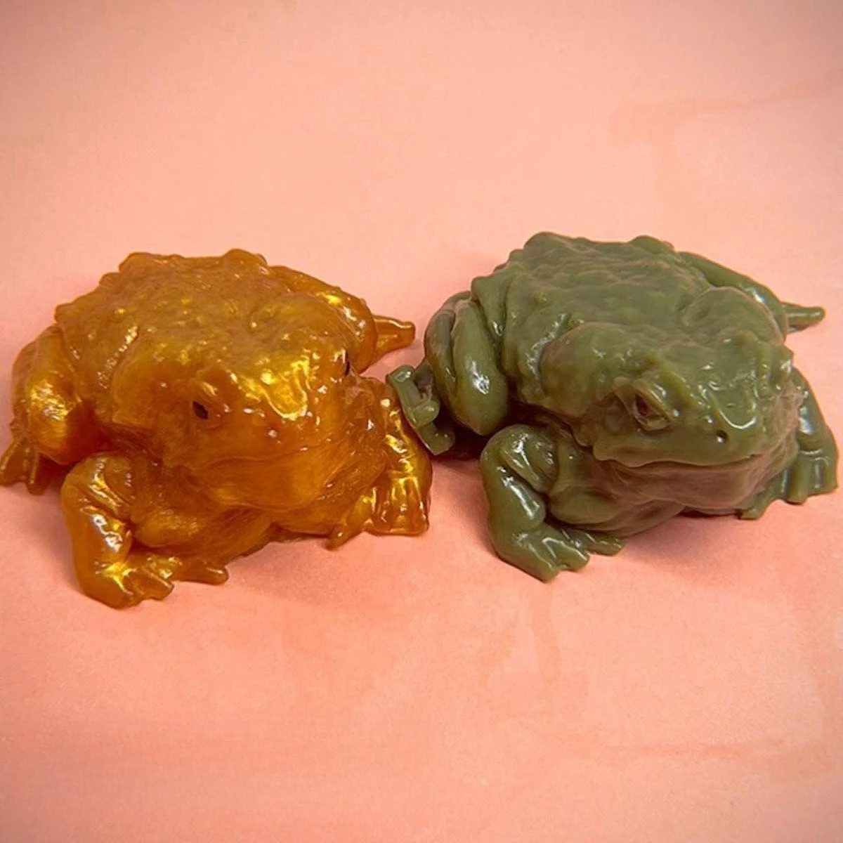 Realistic Stinky Golden Toad Squeeze Stress Relief Ornament, Lifelike Toad Prank Gag Squishy Decoration, Soft TPR Slow Rebound Funny Novelty Decor Gift For Halloween Holiday Party Office Prank