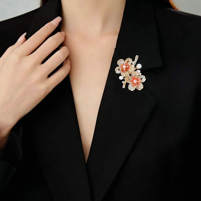 Spilla retrò con fiori di pesco, spilla alla moda ed elegante, accessorio di abbigliamento versatile, fibbia per spilla