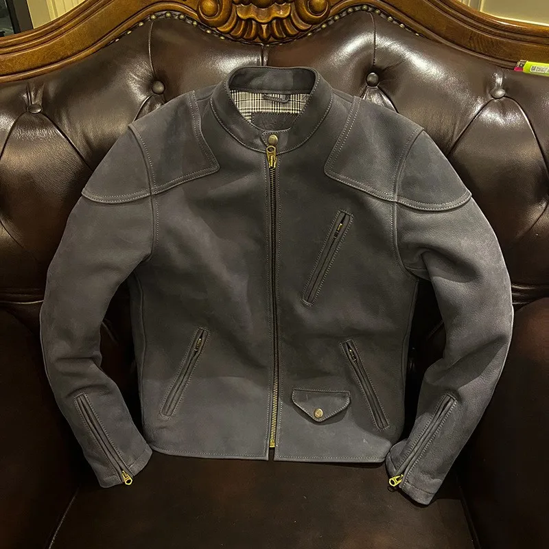 Este couro de motocicleta curto apresenta uma camada superior com acabamento fosco, apresentando e estiloso