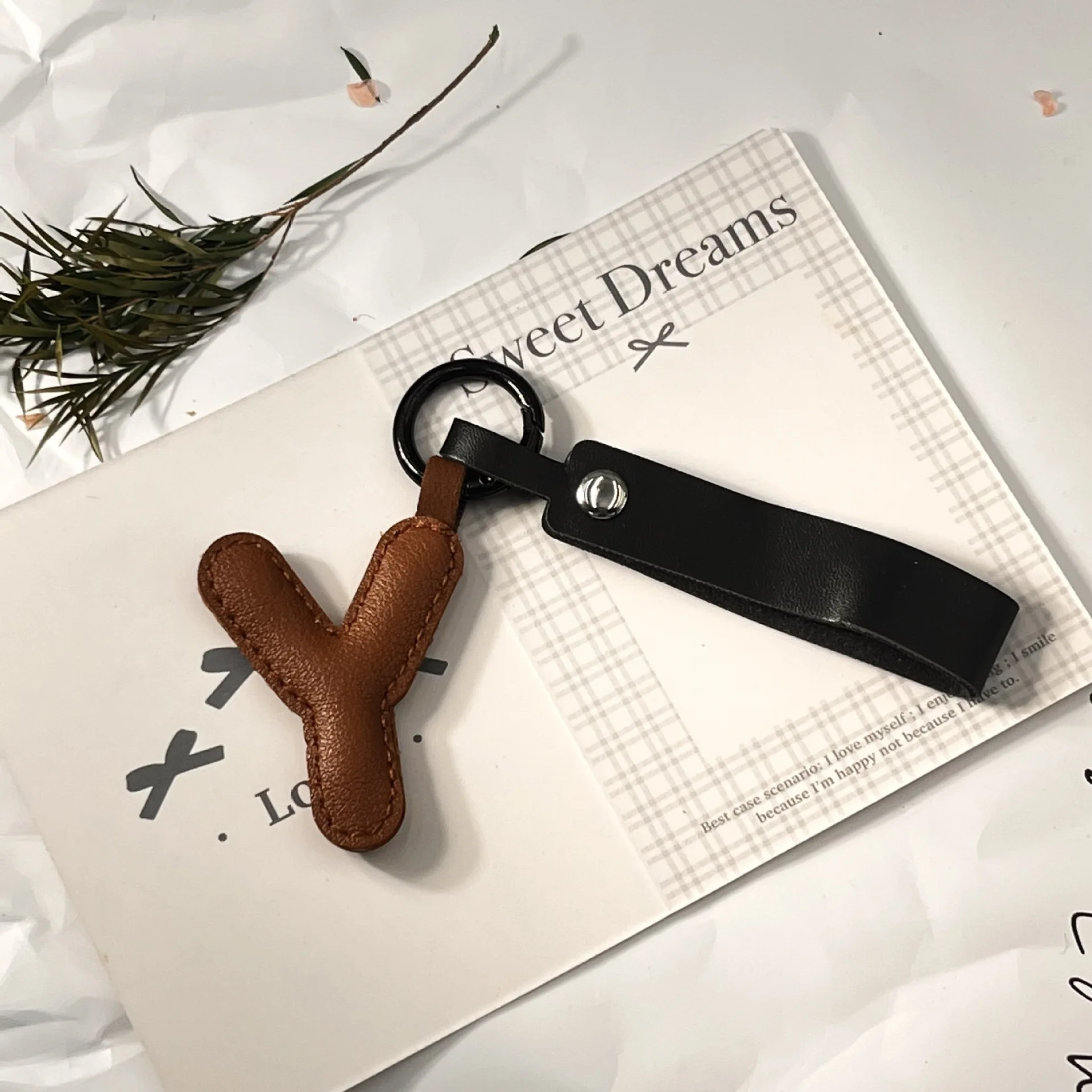 Niedlicher Personalisierter 26 A-Z Buchstaben DIY PU-Accessoire Mode-Schlüsselanhänger Verpackung Hängende Dekoration Schlüsselring Großhandel Anhänger Geschenk – Detail 7