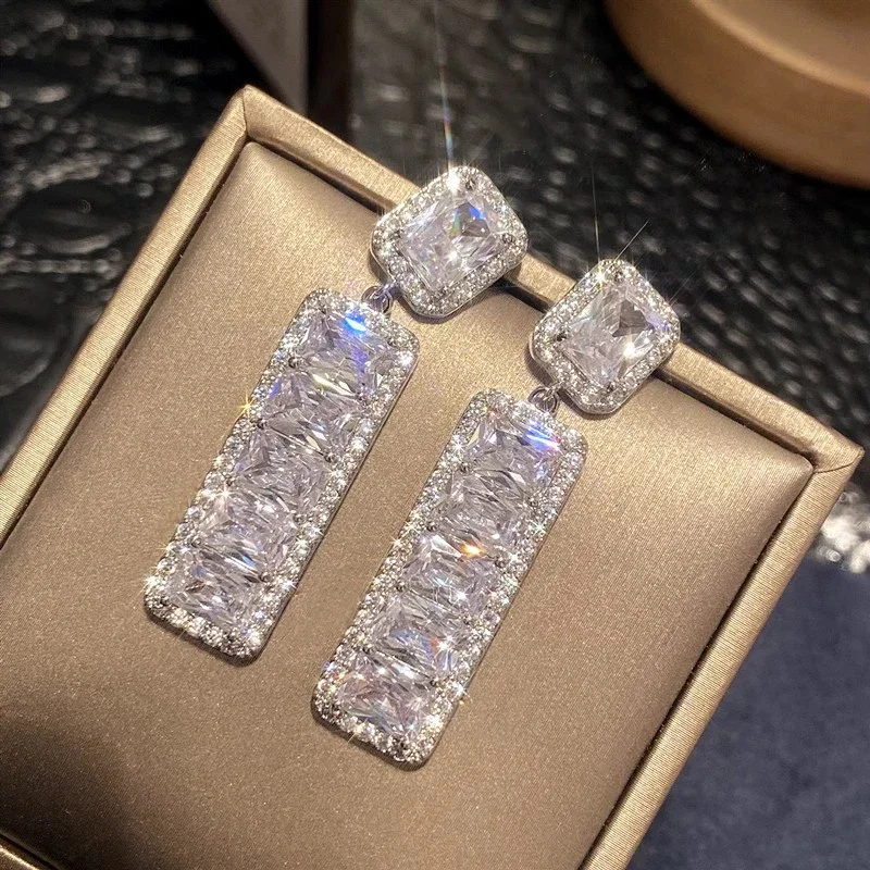 Huitan Swanking spadek kolczyki dla kobiet jasna prostokątna cyrkonia kobiece akcesoria do uszu moda imprezowa, koktajlowa biżuteria