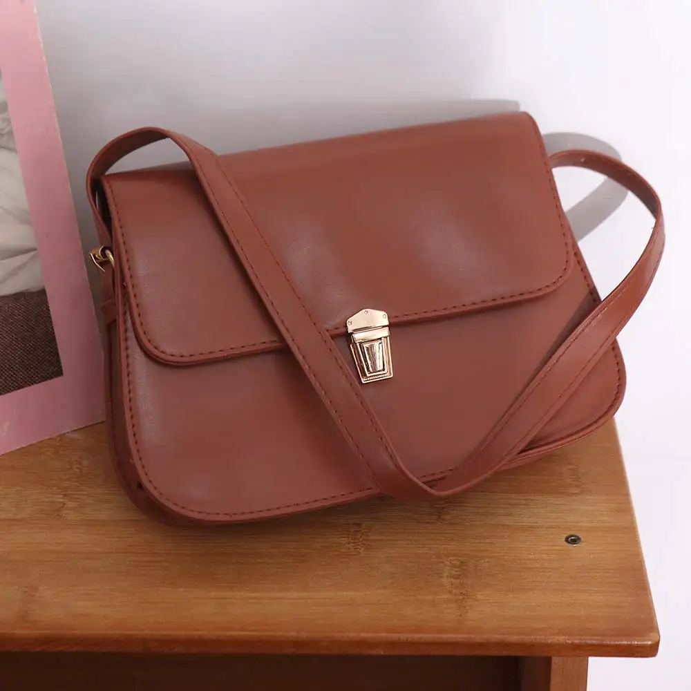 حقيبة كتف بإبزيم كلاسيكي على الموضة من جلد البولي يوريثان بلون سادة حقيبة تحت الإبط للترفيه قابلة للتعديل حقيبة الإبط النسائية