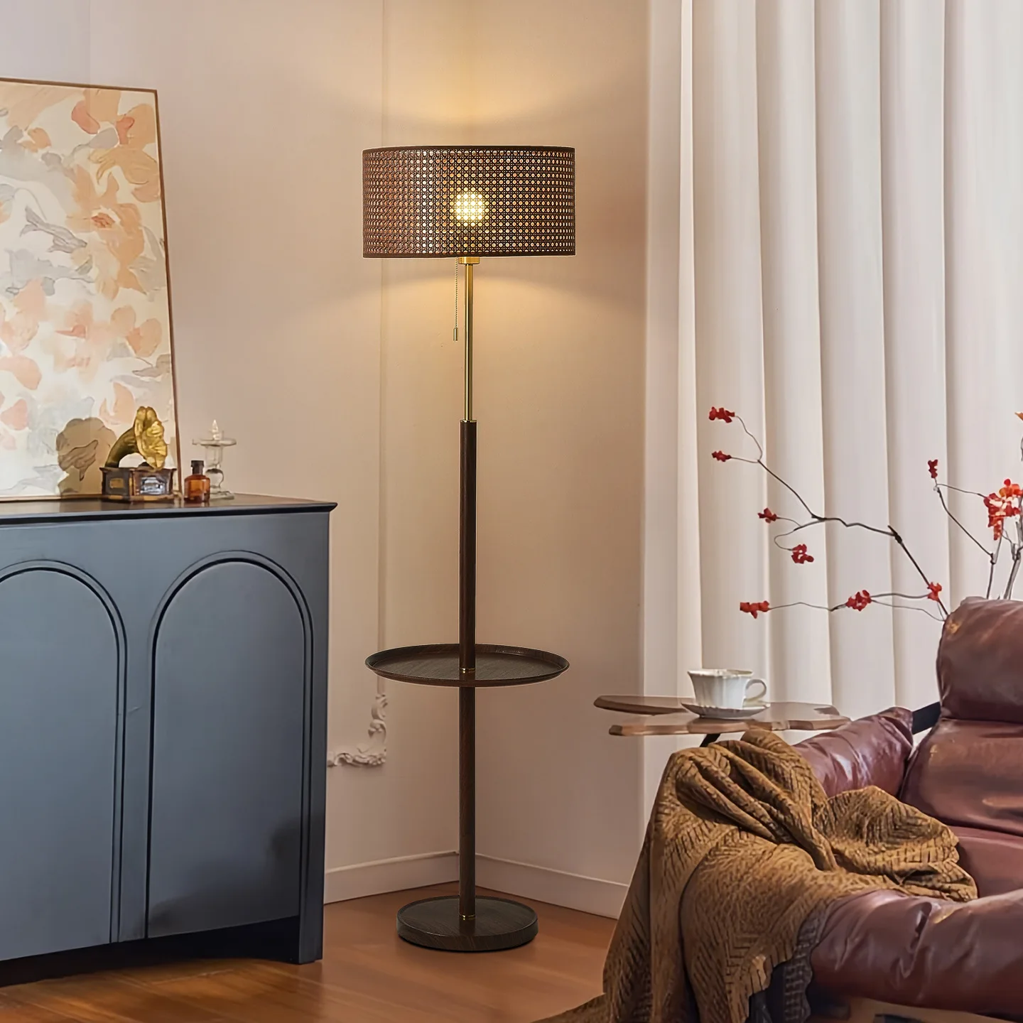 Luminária de chão de vime estilo japonês, sofá-cama e café da manhã, quarto de hotel, lâmpada vertical