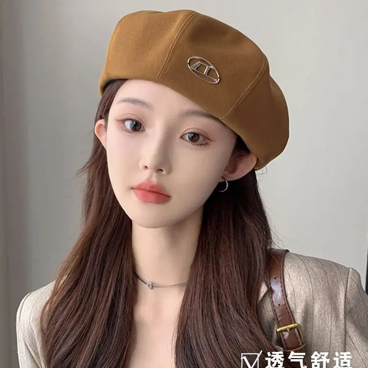 메탈 로고가 있는 여성용 베레모, 여름용 얇고 통기성 좋은 베이커 보이 모자, 큰 머리에도 잘 맞는 레트로 스타일 캡, 패션 슬라우치 피크드 캡