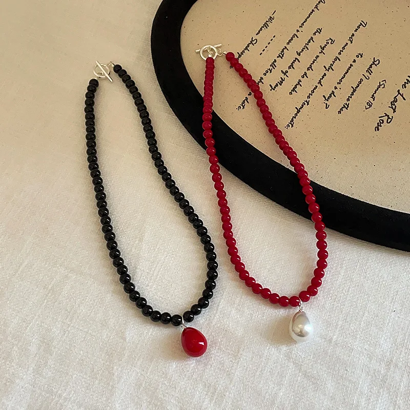 قبلة مجوهرات الأزياء الكورية INS قطرة الماء الخرز قلادة للنساء خمر الأسود الأحمر الخرز اللؤلؤ قلادة المختنق قلادة #4