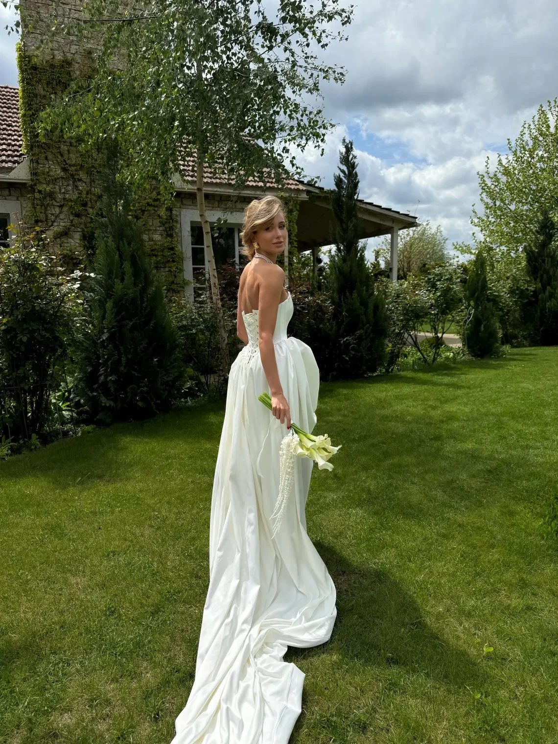 Modern Minimalist V-neck Satin Wedding Dress Pleat Strapless for Bridal Dress Dubai Women's Bridal Wedding Dress Custom