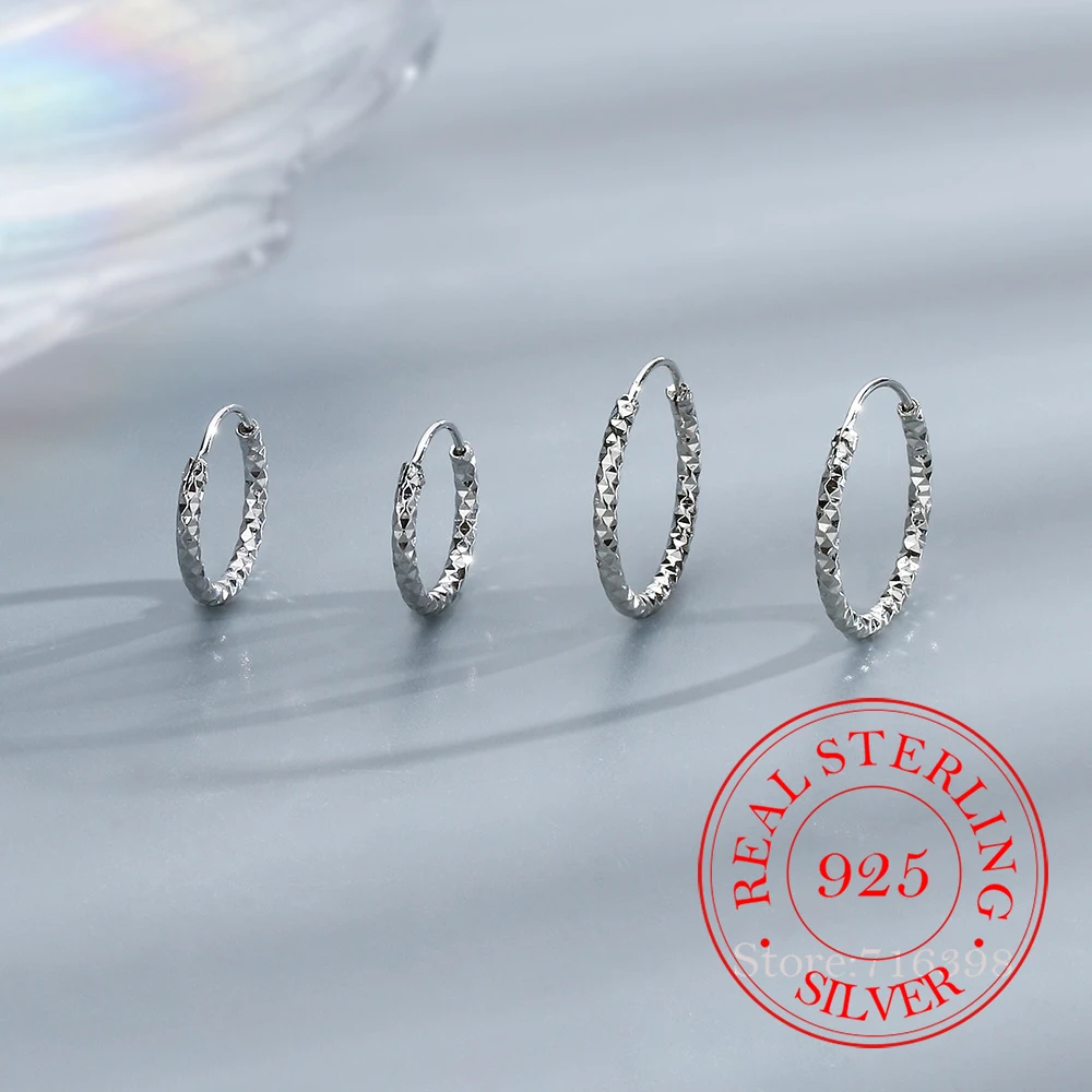 

Женские серьги-кольца из серебра 925 пробы с ромбами и блестками