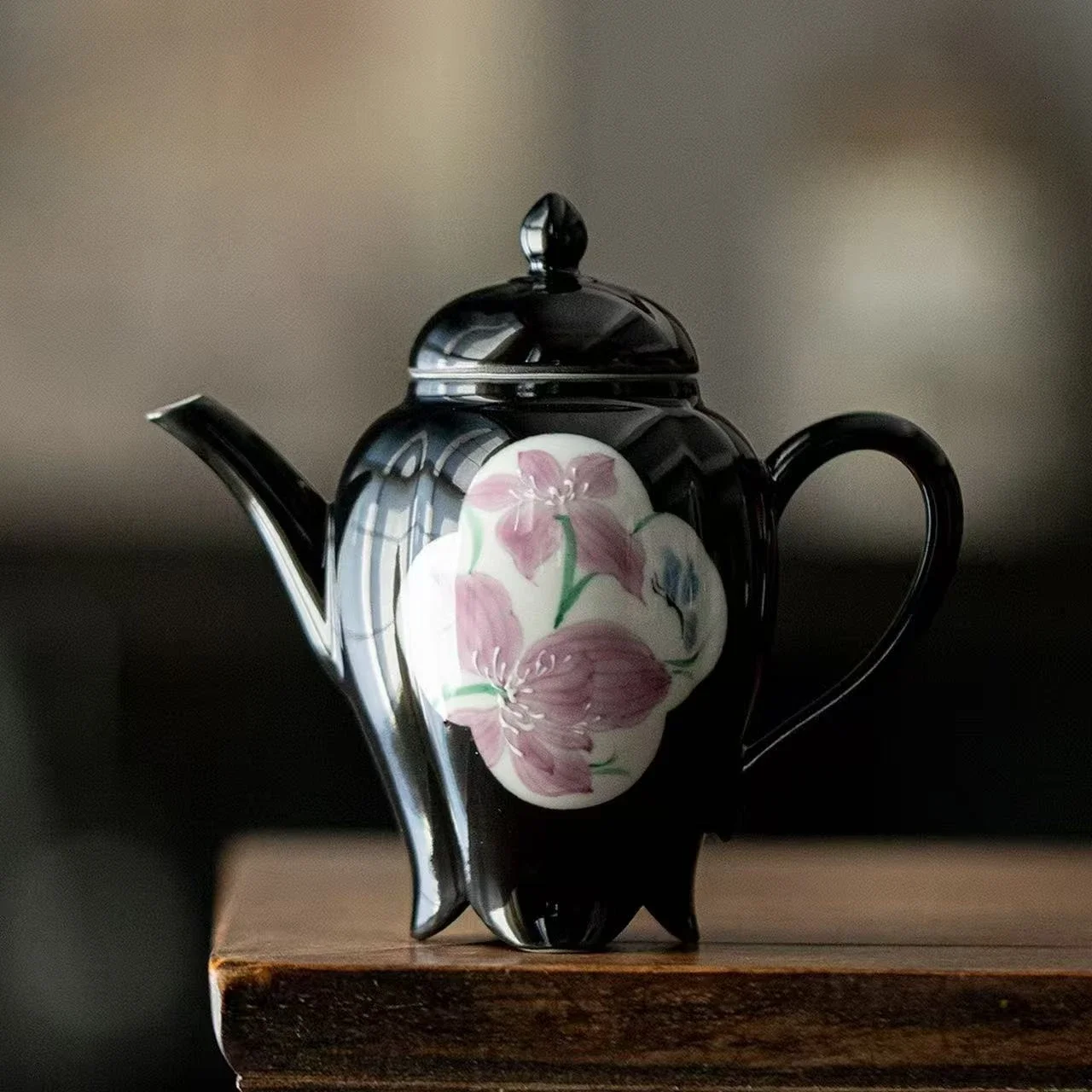 150ML Black Ground Window Hand-painted Iris Ceramic Teapot Kung Fu Tea Set Gift Household Hand-held Pot Ball Hole Filter Teapot