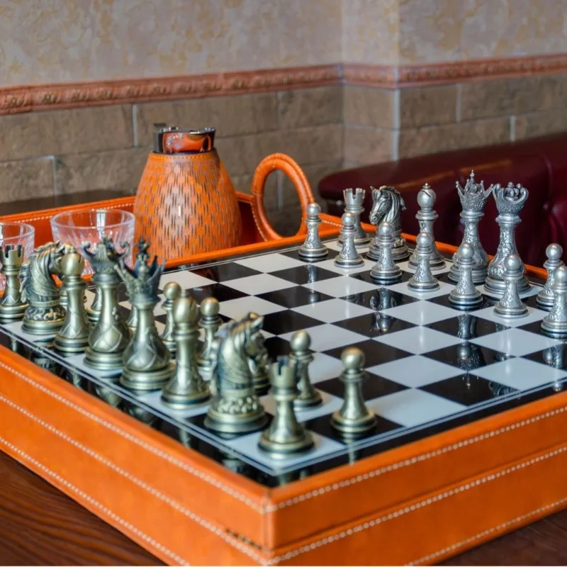 Schach, hochwertige Lederbox, bemaltes Schachbrett, versilberte Schachfiguren aus Legierung