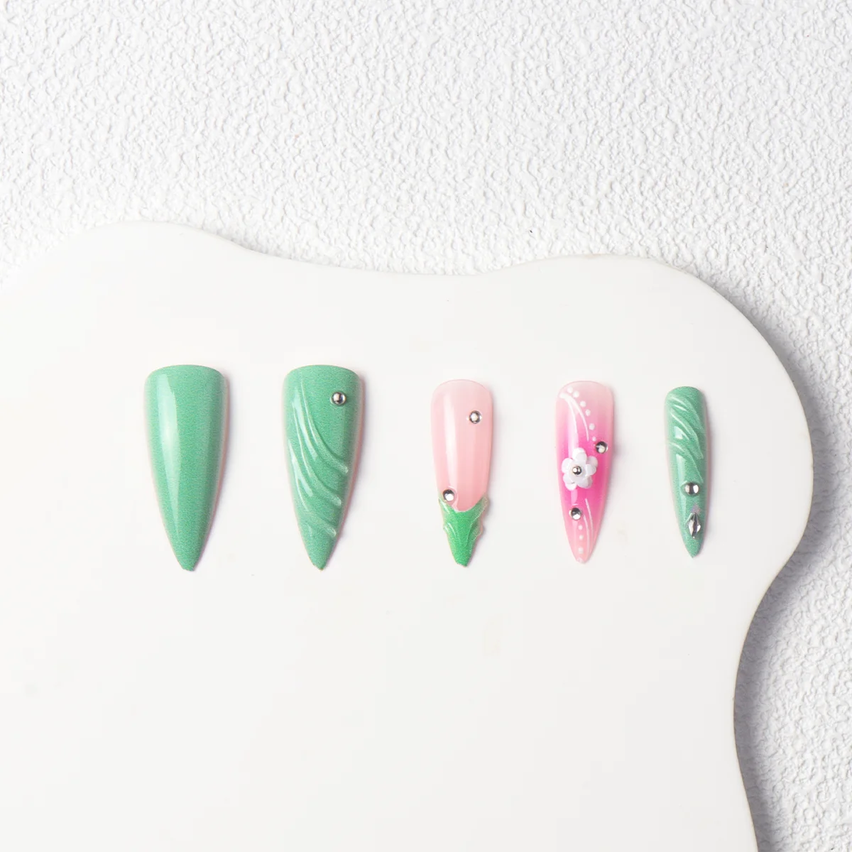 24 個の長い尖った再利用可能なかわいい付け爪グリーンフレンチフラワーパターン ABS フルカバーデザイン指の爪