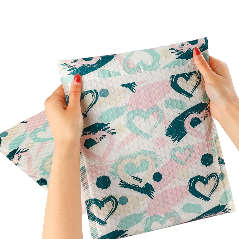 Рисунок 4 - почтовые конверты с пузырьками и принтом в виде сердца