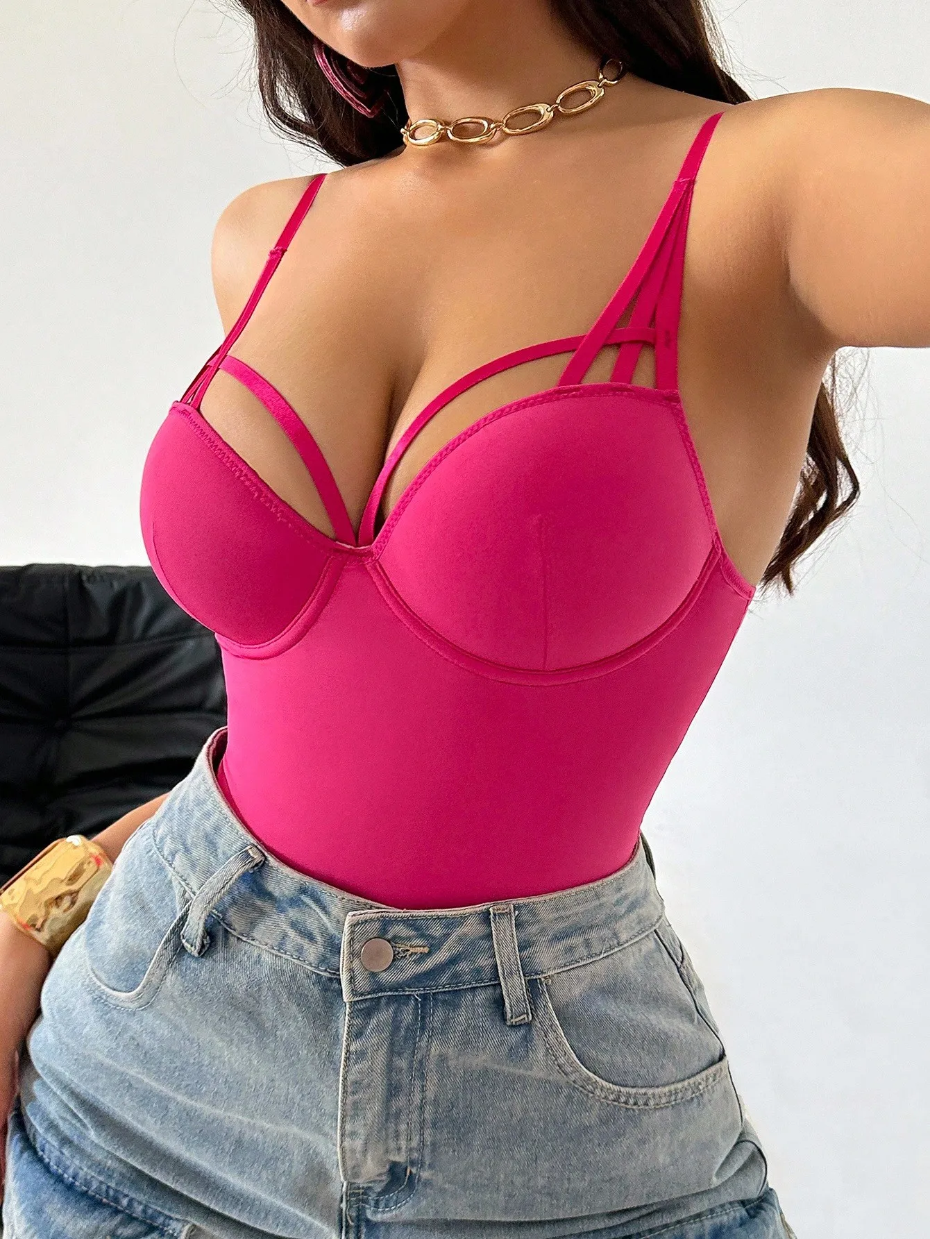 

Боди цвета фуксии с эффектом пуш-ап, перекрестными вырезами и формованными чашечками