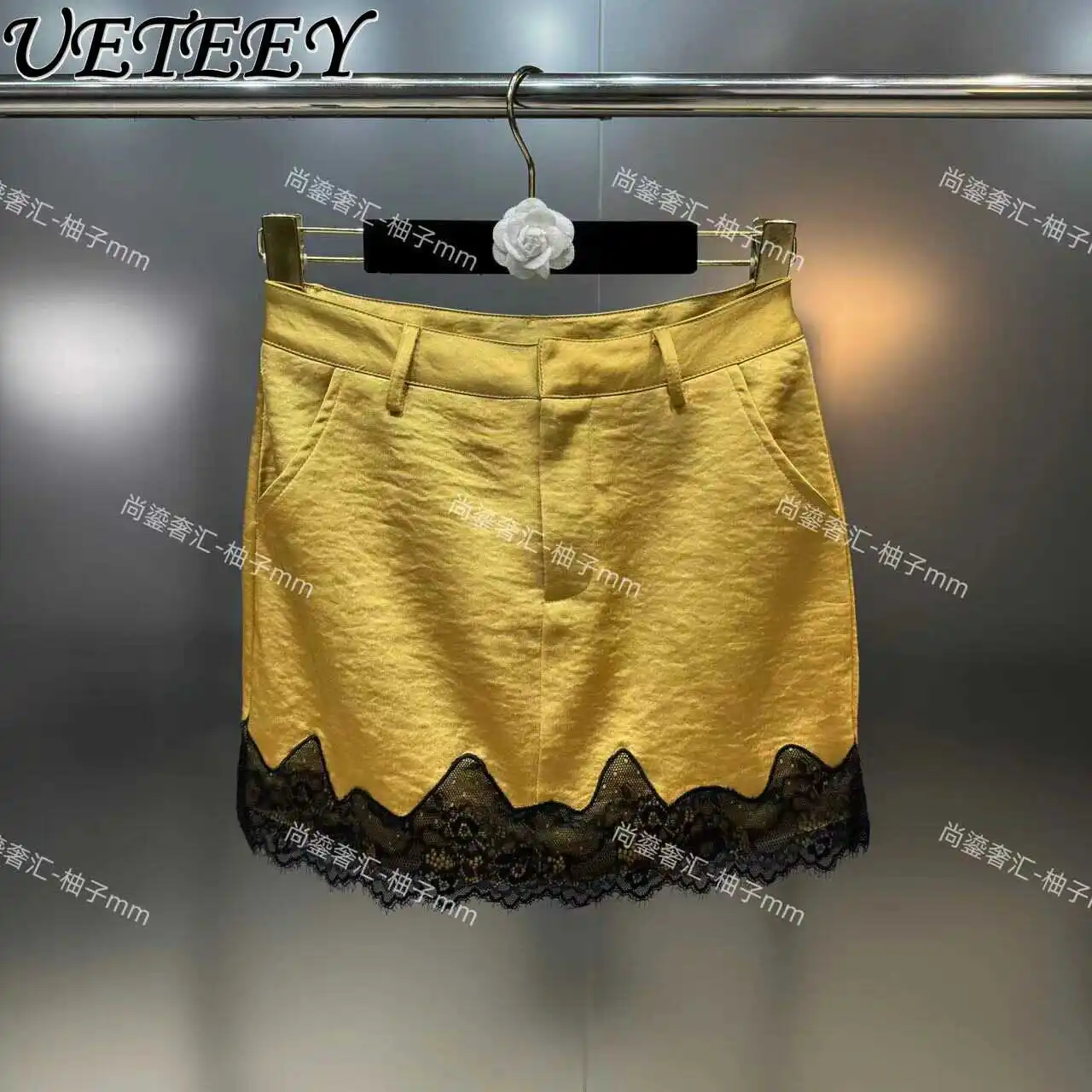 Gilet intero patchwork in pizzo estivo Canotte senza maniche nere sexy e gonna corta aderente dorata Set di fascia alta alla moda