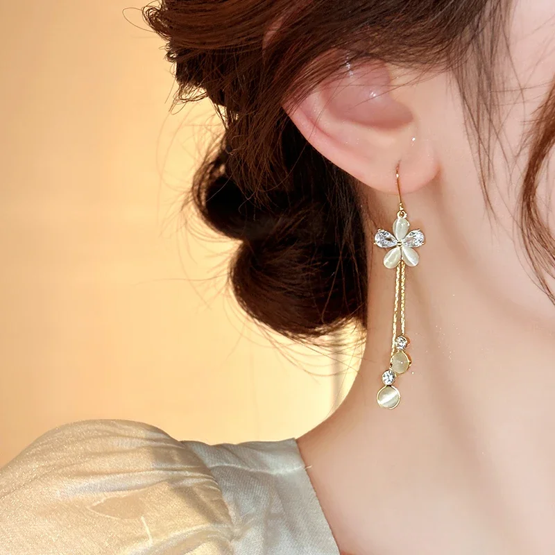 Flower fringed earrings, niche unique temperament earrings, women\'s 2024 new popular earrings, light luxury high-end earrings