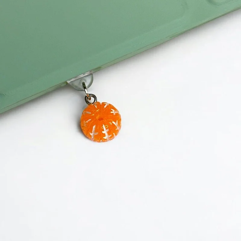 

1 шт. мини-смола, мандариновый фруктовый шарм, пылезащитная заглушка, декоративный аксессуар для мобильного телефона, подходит для Type-C и осветляющего порта