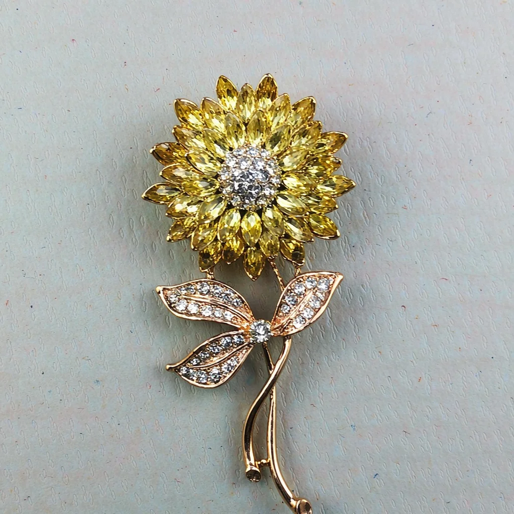 2026 Anti-Exposure Brooch, Brooch, Personalized Shoe Metal Badge, Versatile Exquisite Brooch, Metal Buckle, Badge, Metal Lapel Pin, Unique Fashion Accessory, High Aesthetic Value, Hidden Clasp, High-End, Silk Clip, Unique, Scarf Clip, Date, Niche, Anti-Exposure Gadget, Decoration Item