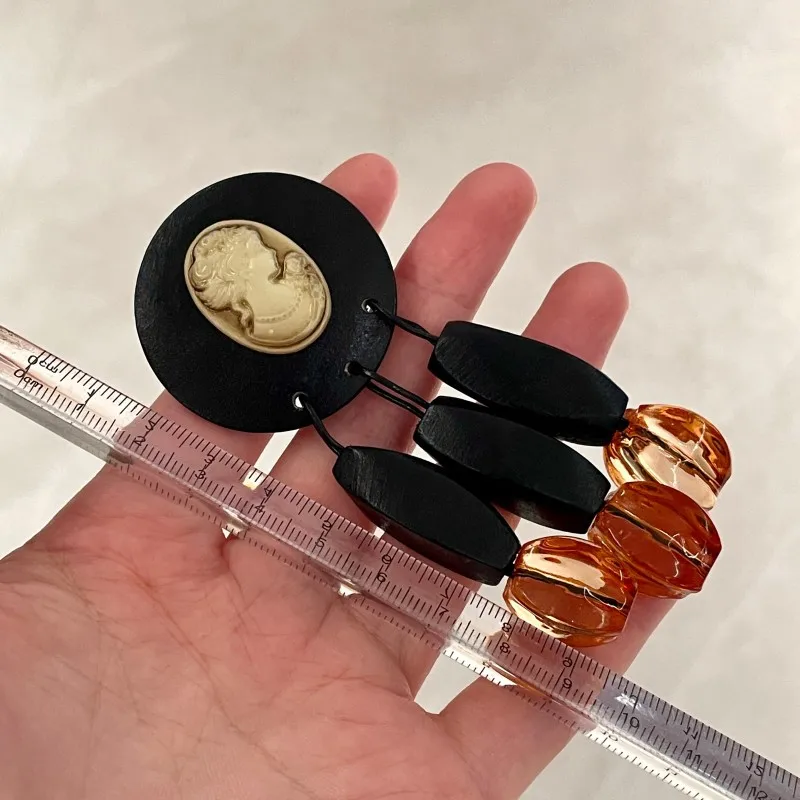 Chic Black Wood Amber Color Glass Dangle Earring Vintage Queen Portrait Earrings Maillard Tone Premium Retro Women Jewelry