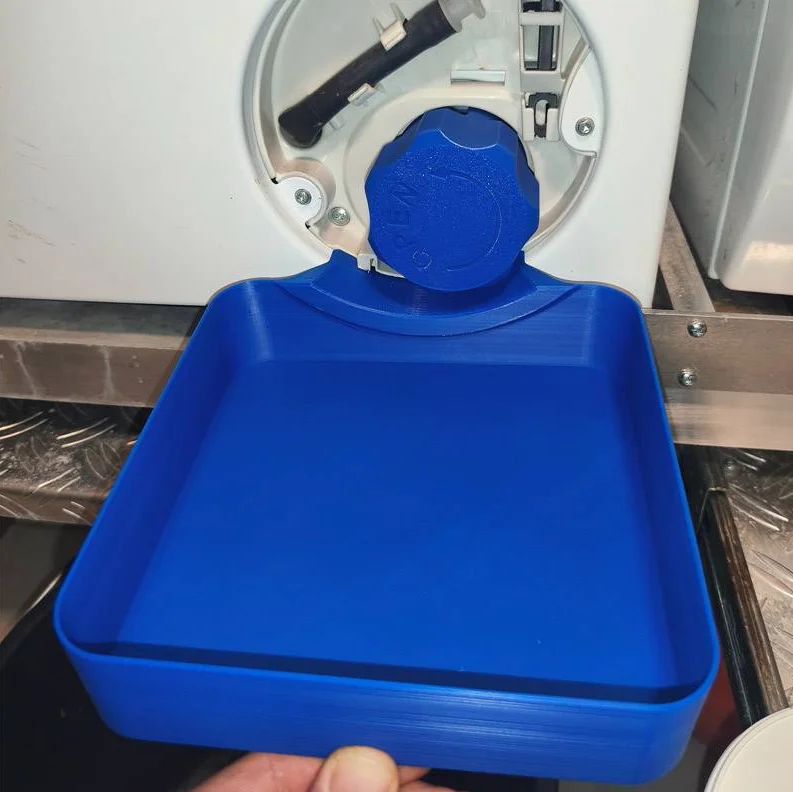 Eine Waschmaschinen-Abtropfschale verhindert effektiv, dass Wasser auf den Boden des Waschraums gelangt.