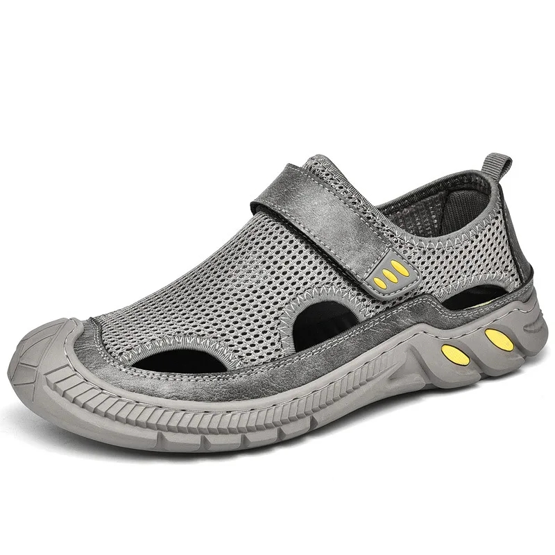 Herren Sandalen neue 2024 Sommer Herren schuhe Mesh lässige Strands andalen Schuhe aushöhlen leichte weiche Unterseite Anti-Geruch