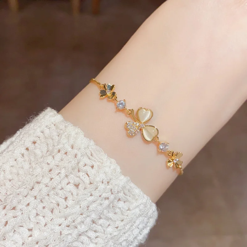 

Japanese and Korean style light luxury niche zircon cat eye stone petal bracelet with high-end design and versatile flower brace