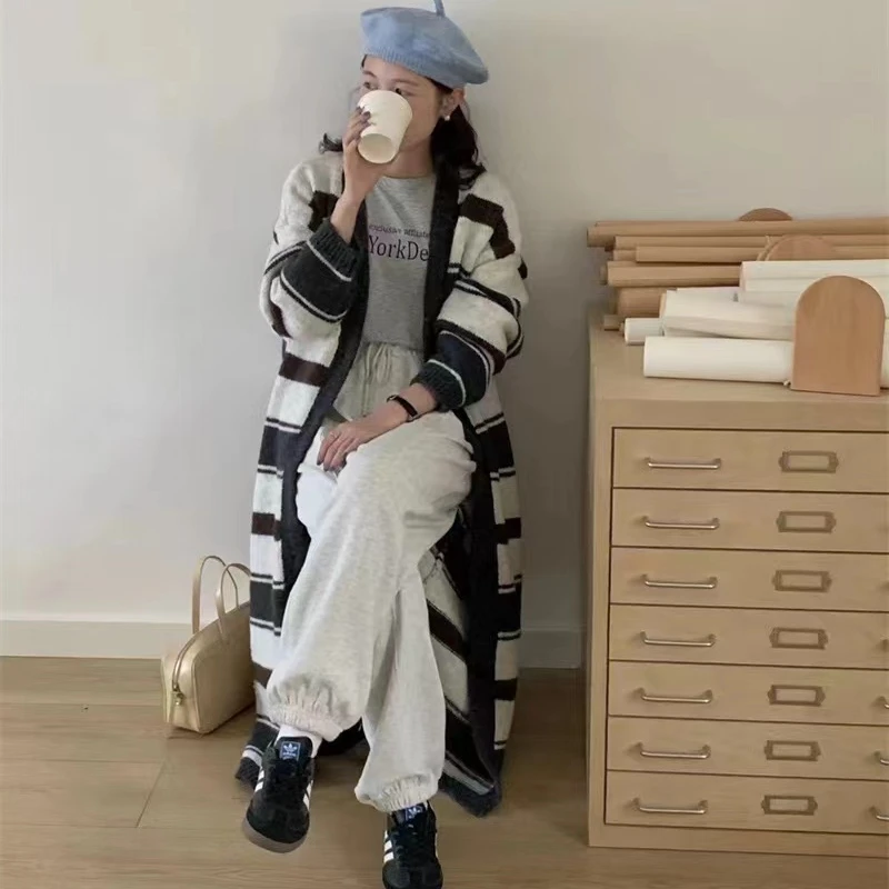 Gestrickter langer Mantel für Damen, 2025, Herbst und Winter, Vintage, gestreift, Lazy Sle, lockere Schlankheits-Oberbekleidung, Pullover, Top, Pendler-Sle