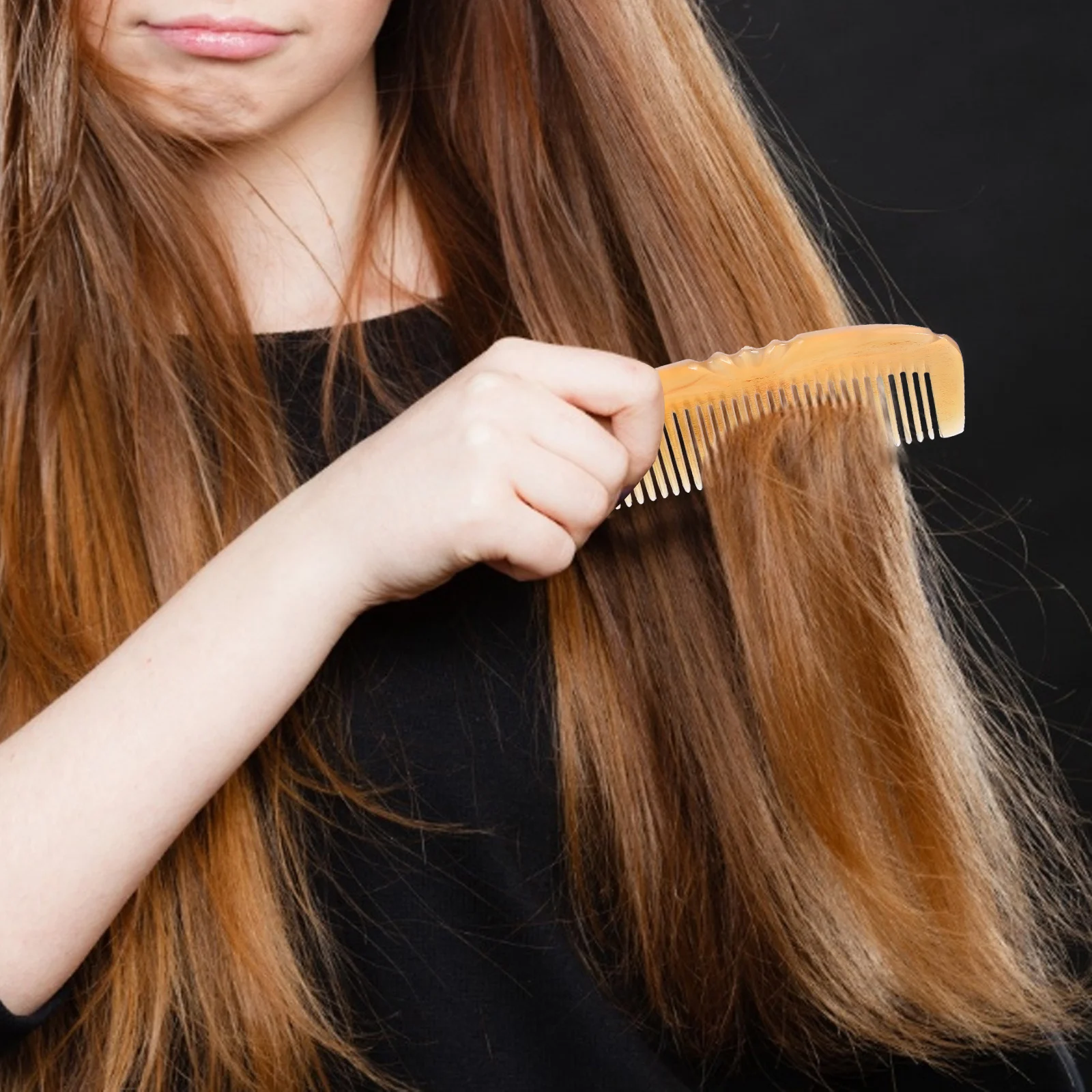 

Экологически чистая расческа для волос с овечьим рогом и тонкими зубцами для свободного расчесывания, успокаивающего массажа. Классический дизайн расчески унисекс.