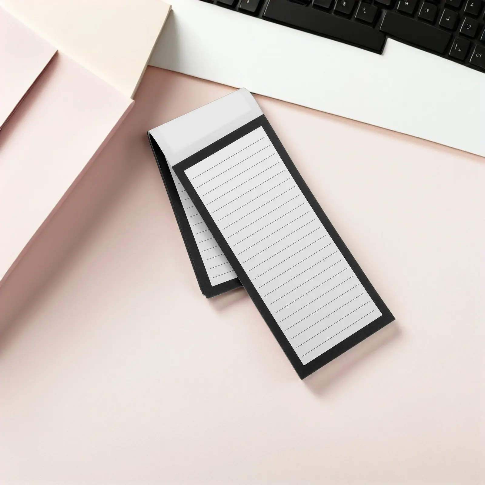 マグネット式メモパッド8枚セット。裏面全体に磁石が付いており、冷蔵庫や買い物リストに貼り付けて使用できる、レトロ調の罫線入りメモパッド。