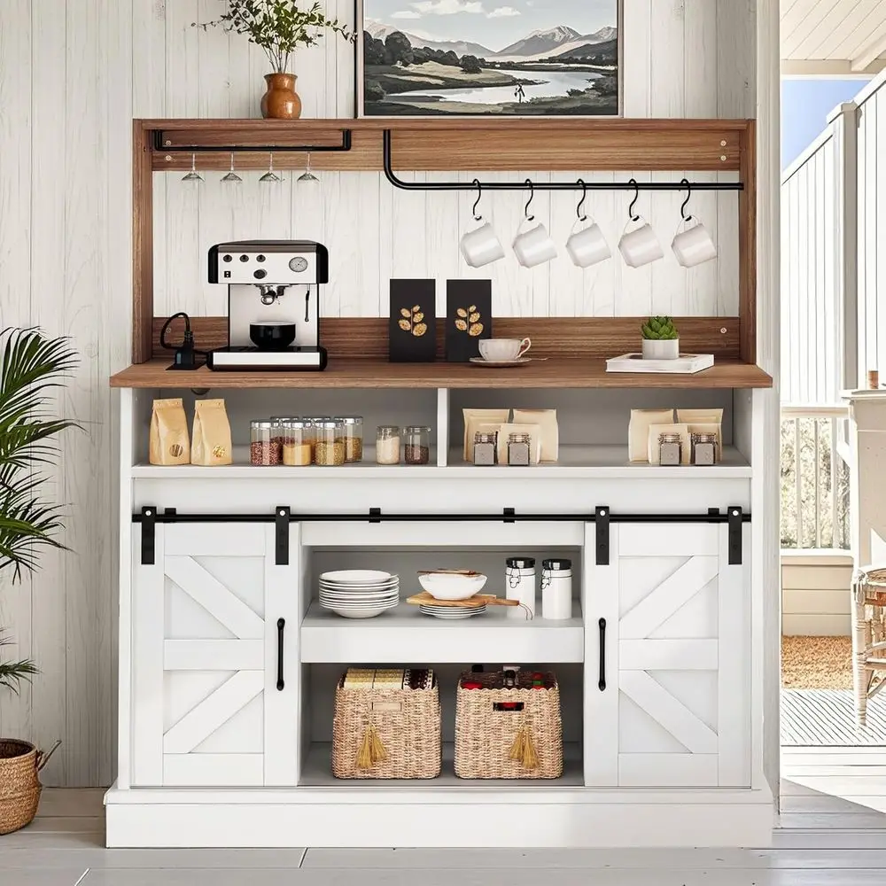 Caffettiera da 47" con porta calici e presa di corrente, armadietti a buffet con contenitore, credenza da fattoria con fienile scorrevole