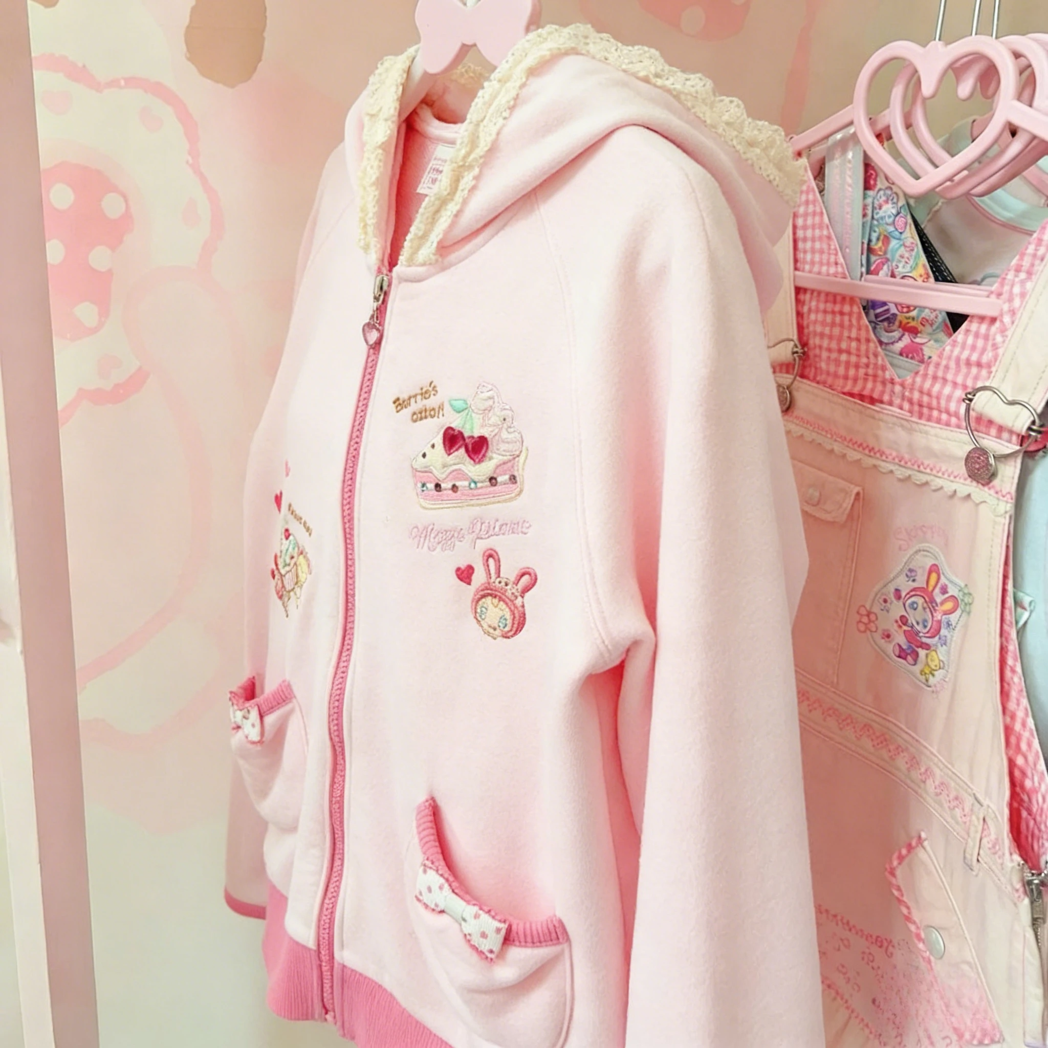 เสื้อฮู้ดดี้สไตล์ญี่ปุ่นน่ารัก ลายการ์ตูน มีกระเป๋าปะ แต่งระบาย นุ่มสบาย สไตล์สาวหวาน ซิปหน้า แฟชั่นน่ารัก ใส่ได้ทุกวัน สบายๆ แขนยาว