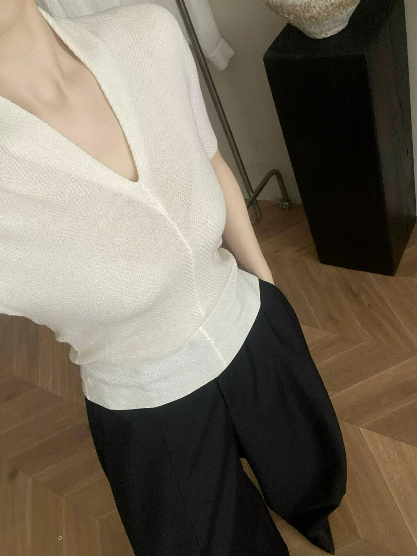Light Luxury High-End White V-Neck Knit Short-Sleeve T-Shirt for Women, Summer 2026 New Style, Slim-Fitting,fashion Ice Silk Top